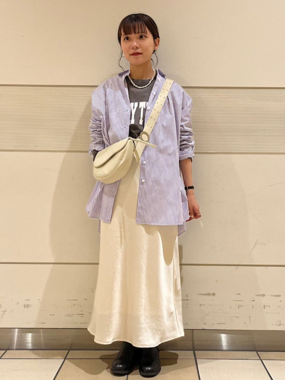 ホワイト系のスカート、グレー系のTシャツ/カットソー、パープル系のシャツ/ブラウスを着用したレディースの春コーディネートの1枚目の写真