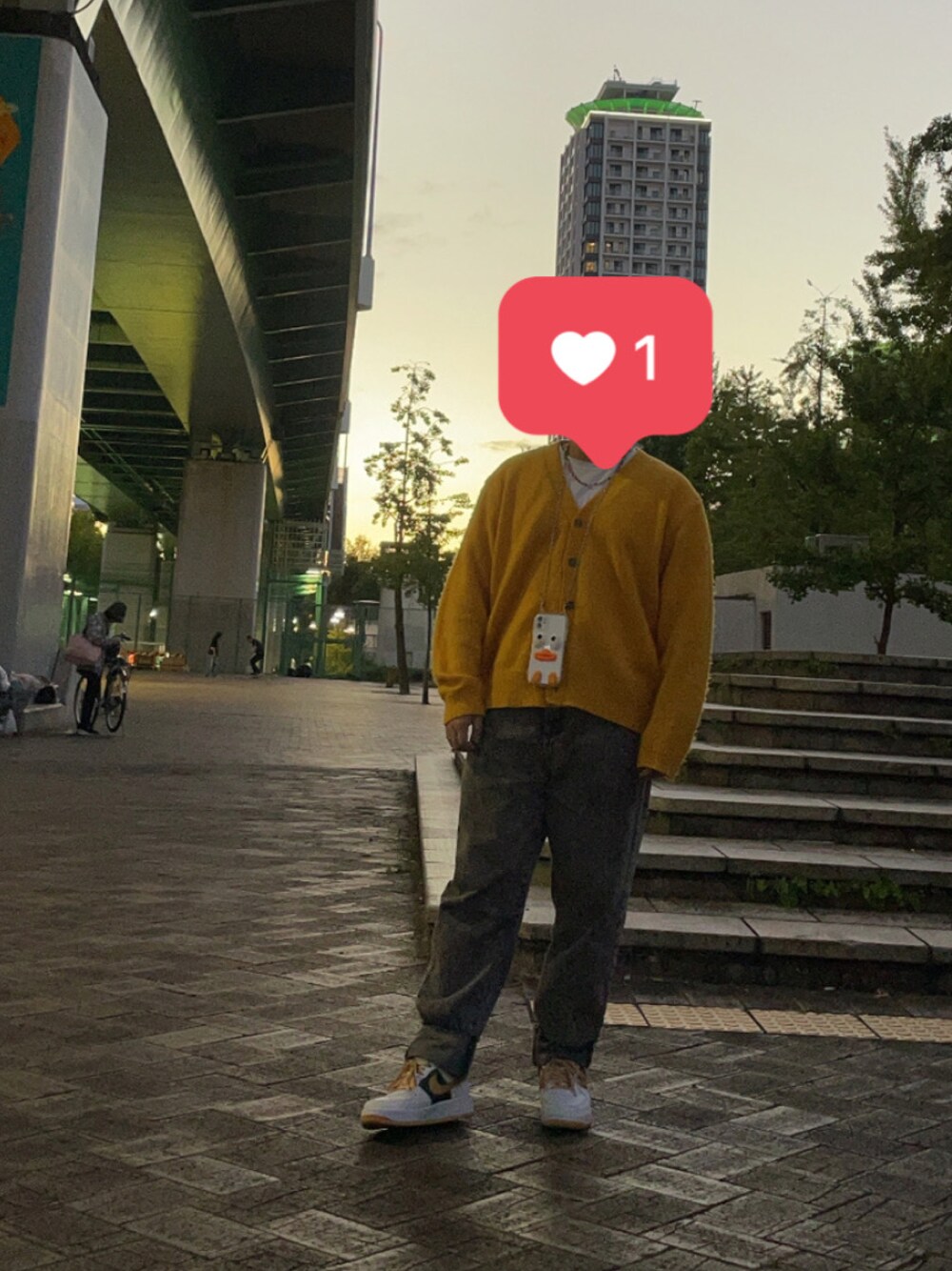 「カーディガン、スニーカー、NIKE、秋色、休日スタイル、スマホケース、秋コーデ、SHEIN」｜「KOOKY'Nのアイテム（カーディガン/ボレロ、イエロー系）」を使った、つにゃさん（メンズ・167cm）の秋コーディネートの1枚目の写真