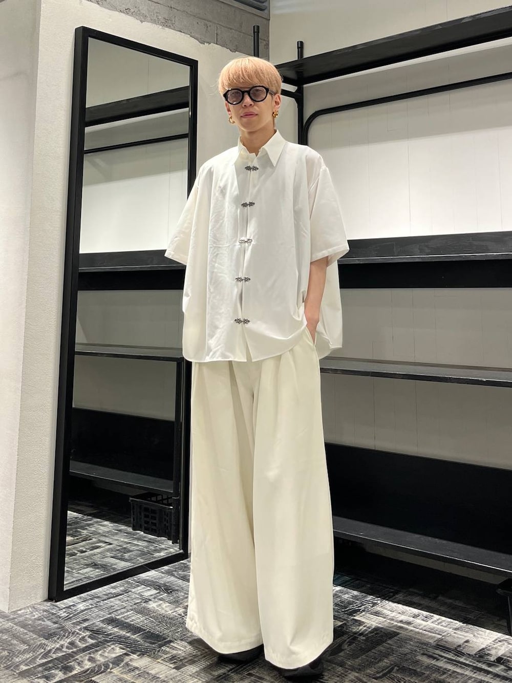 「きれいめ、韓国系、モード、シャツ、HARE」｜「HAREの【SET UP対応】DABOルーズワイドパンツ(HARE)（スラックス、ホワイト系）」を使った、てんまさん（メンズ・181cm）の夏コーディネートの1枚目の写真