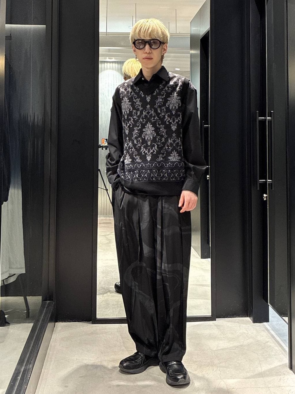 グレー系のその他パンツ、ブラック系のシャツ/ブラウス、ブラック系のベストを着用したメンズの春コーディネートの1枚目の写真