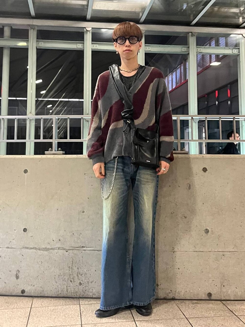 ブルー系のデニムパンツ、グレー系のTシャツ/カットソー、レッド系のカーディガン/ボレロを着用したメンズの秋コーディネートの1枚目の写真