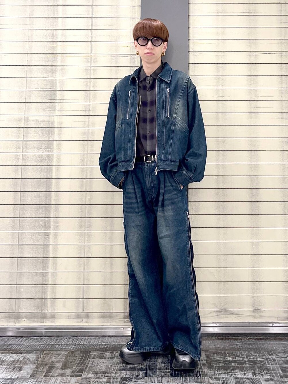 グレー系のシャツ/ブラウス、ブルー系のデニムパンツ、シルバー系のスニーカーを着用したメンズの秋コーディネートの1枚目の写真