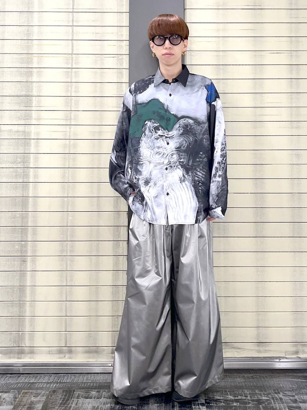 シルバー系のスラックス、シルバー系のスニーカー、ブラック系のシャツ/ブラウスを着用したメンズの秋コーディネートの1枚目の写真