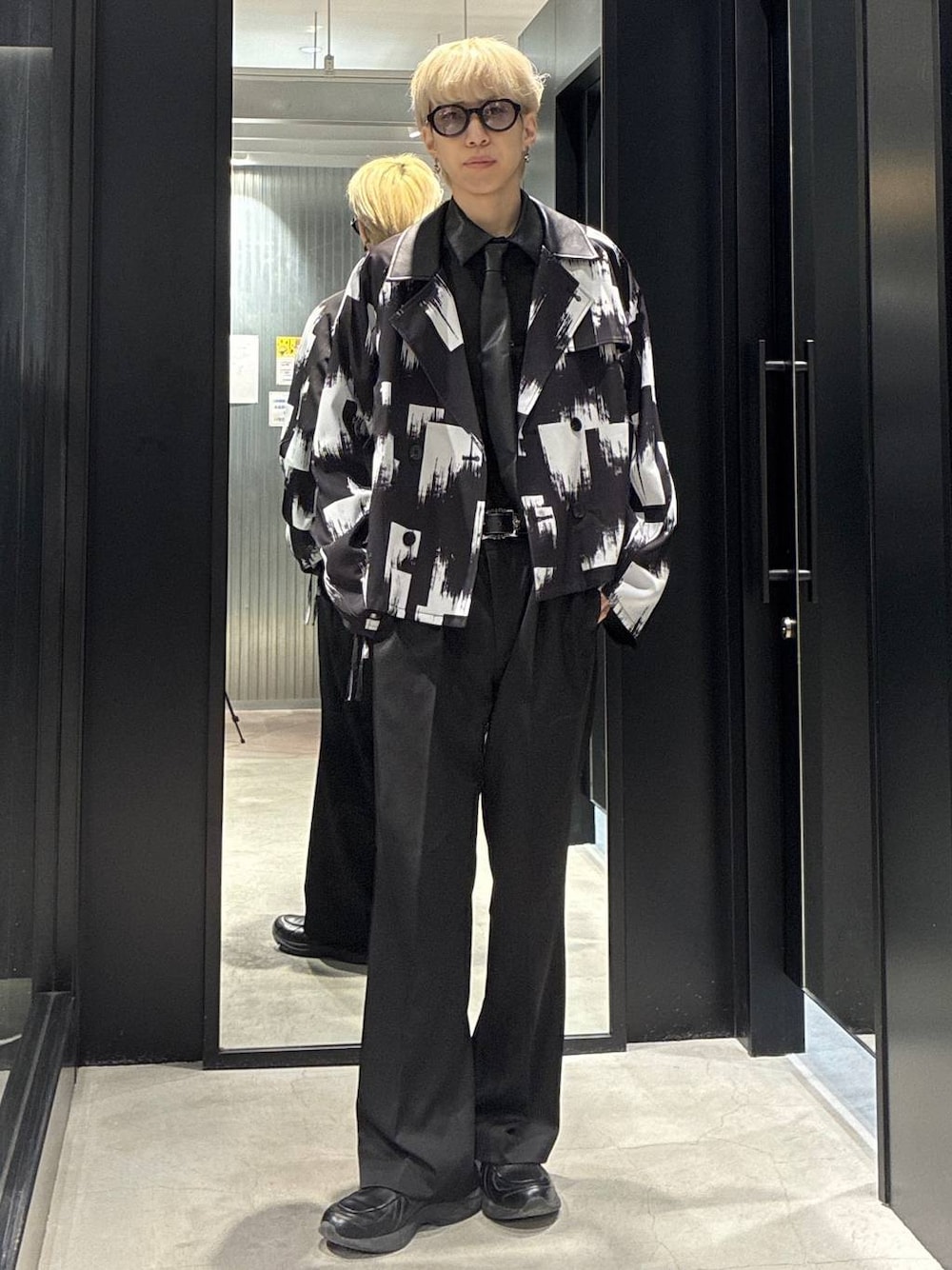 ブラック系のスラックス、ブラック系のシャツ/ブラウス、ブラック系のブルゾンを着用したメンズの春コーディネートの1枚目の写真