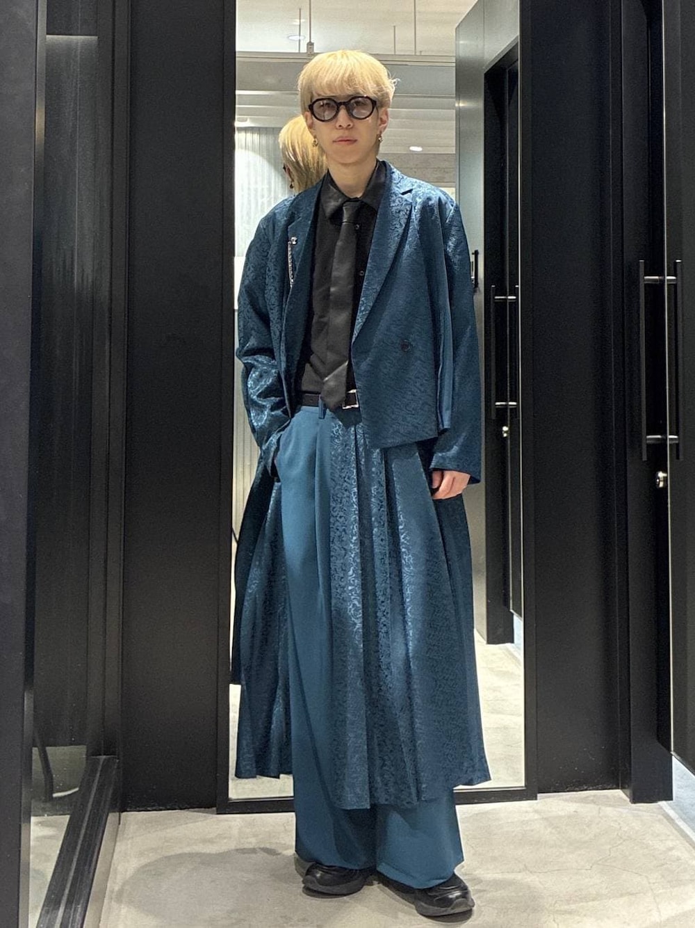 ブラック系のシャツ/ブラウス、グリーン系のその他パンツ、グリーン系のテーラードジャケットを着用したメンズの春コーディネートの1枚目の写真