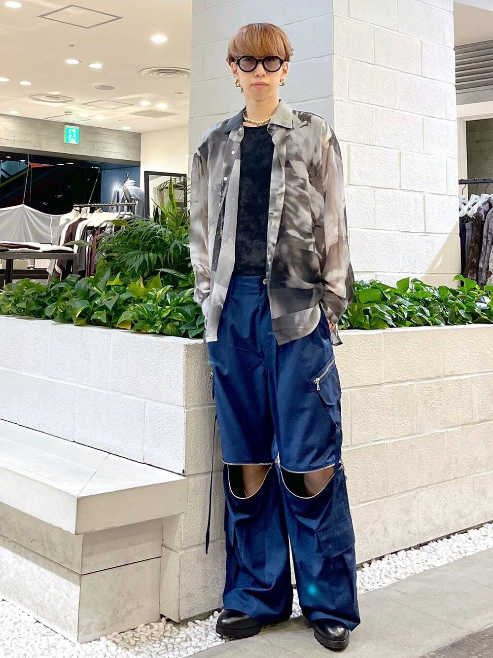 ブルー系のカーゴパンツ、グレー系のTシャツ/カットソー、ブラック系のドレスシューズを着用したメンズの夏コーディネートの1枚目の写真