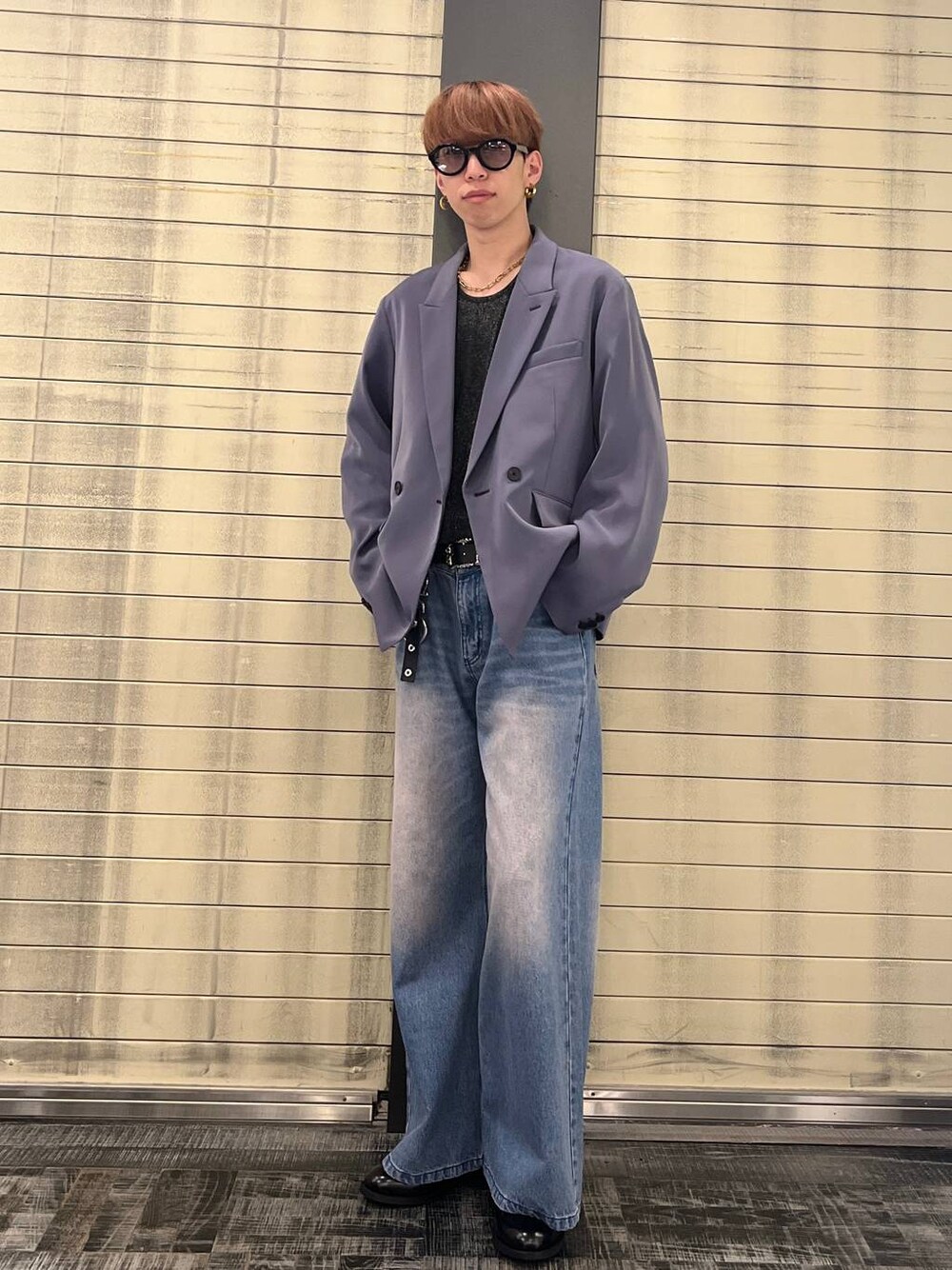 「きれいめ、韓国系、モード、シャツ、HARE」｜「HAREのワイドフレアデニムパンツ(HARE)（デニムパンツ、パープル系）」を使った、てんまさん（メンズ・181cm）の春コーディネートの1枚目の写真