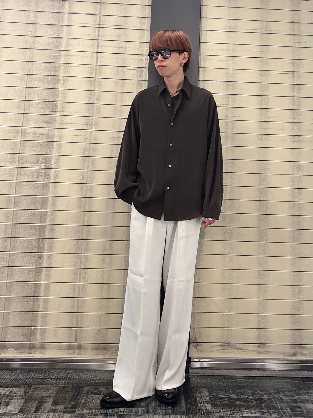「きれいめ、韓国系、モード、シャツ、HARE」｜「HAREの【SET UP対応】TOROMIワイドパンツ(HARE)（スラックス、ホワイト系）」を使った、てんまさん（メンズ・181cm）の春コーディネートの1枚目の写真