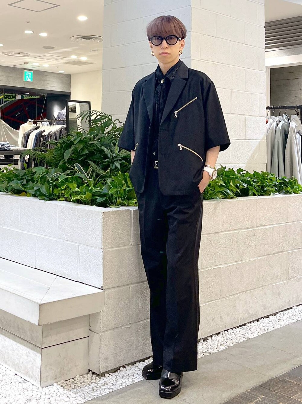 「モード、シャツ、HARE、きれいめ、韓国系」｜「HAREのZIPハイソールミュール(HARE)（ドレスシューズ、ブラック系）」を使った、てんまさん（メンズ・181cm）の春コーディネートの1枚目の写真