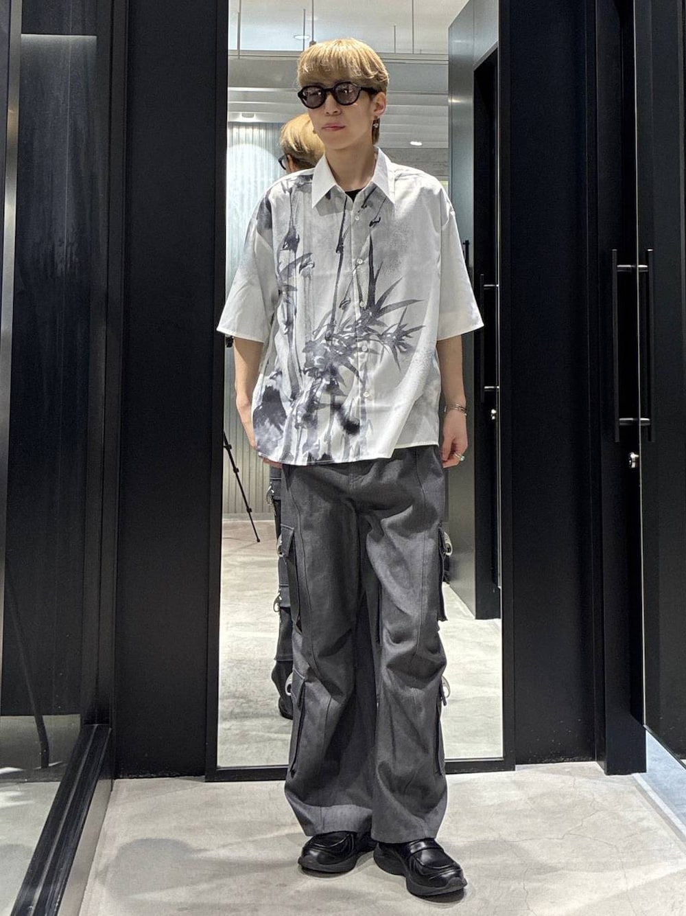 グレー系のデニムパンツ、ホワイト系のシャツ/ブラウスを着用したメンズの春コーディネートの1枚目の写真