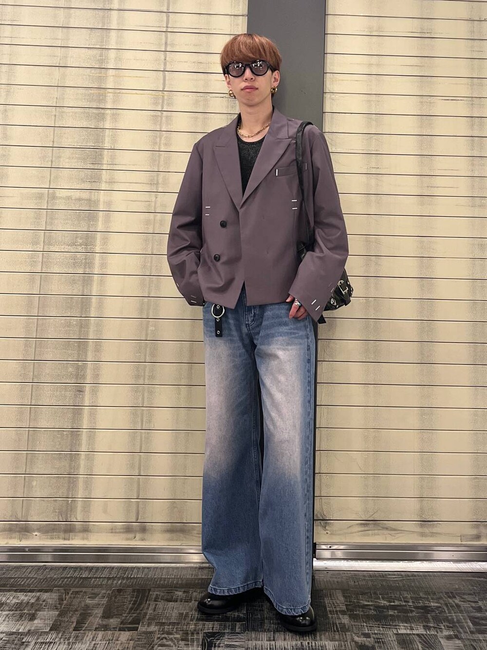 「きれいめ、韓国系、モード、シャツ、HARE」｜「HAREのワイドフレアデニムパンツ(HARE)（デニムパンツ、パープル系）」を使った、てんまさん（メンズ・181cm）の春コーディネートの1枚目の写真