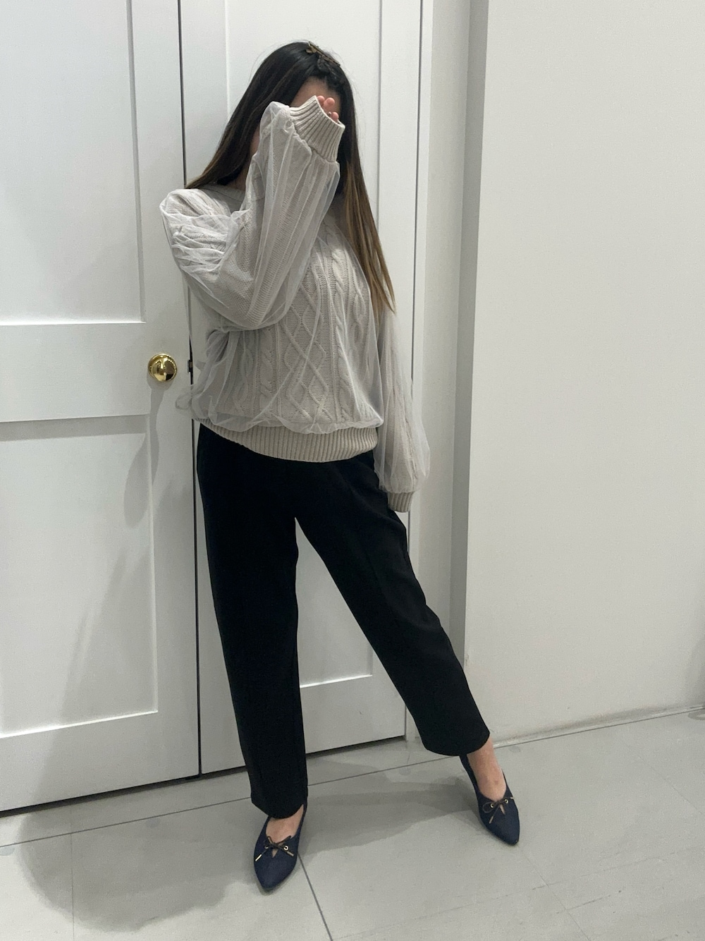 グレー系のニット/セーター、ブラック系のその他パンツ、ブルー系のパンプスを着用したレディースの冬コーディネートの1枚目の写真