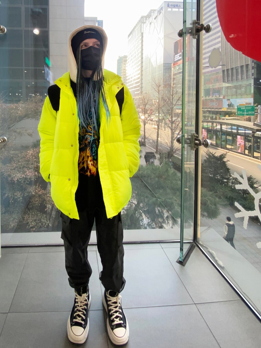 「ロックT、バンドT、MM6、スニーカー、ソウル、寒い日のコーデ」｜「Supreme のアイテム（ニットキャップ/ビーニー、ブラック系）」を使った、shoutatthedevilさん（メンズ・173cm）の冬コーディネートの1枚目の写真