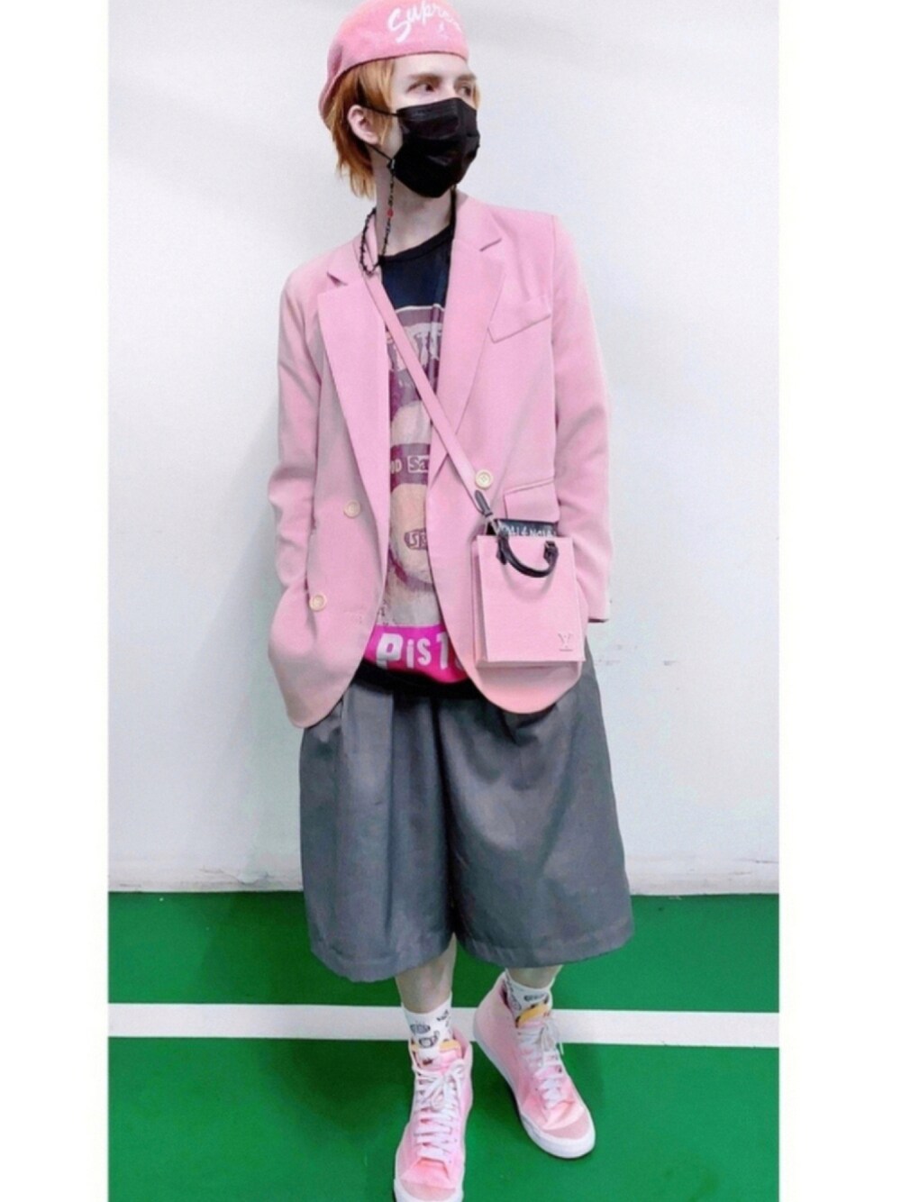 「pink、supreme kangol、punk、vintage、LV、BALENCIAGA、devil666ish、God Save the Queen、シュプリーム、kangol504」｜「NIKEのアイテム（スニーカー、ピンク系）」を使った、shoutatthedevilさん（メンズ・173cm）の春コーディネートの1枚目の写真