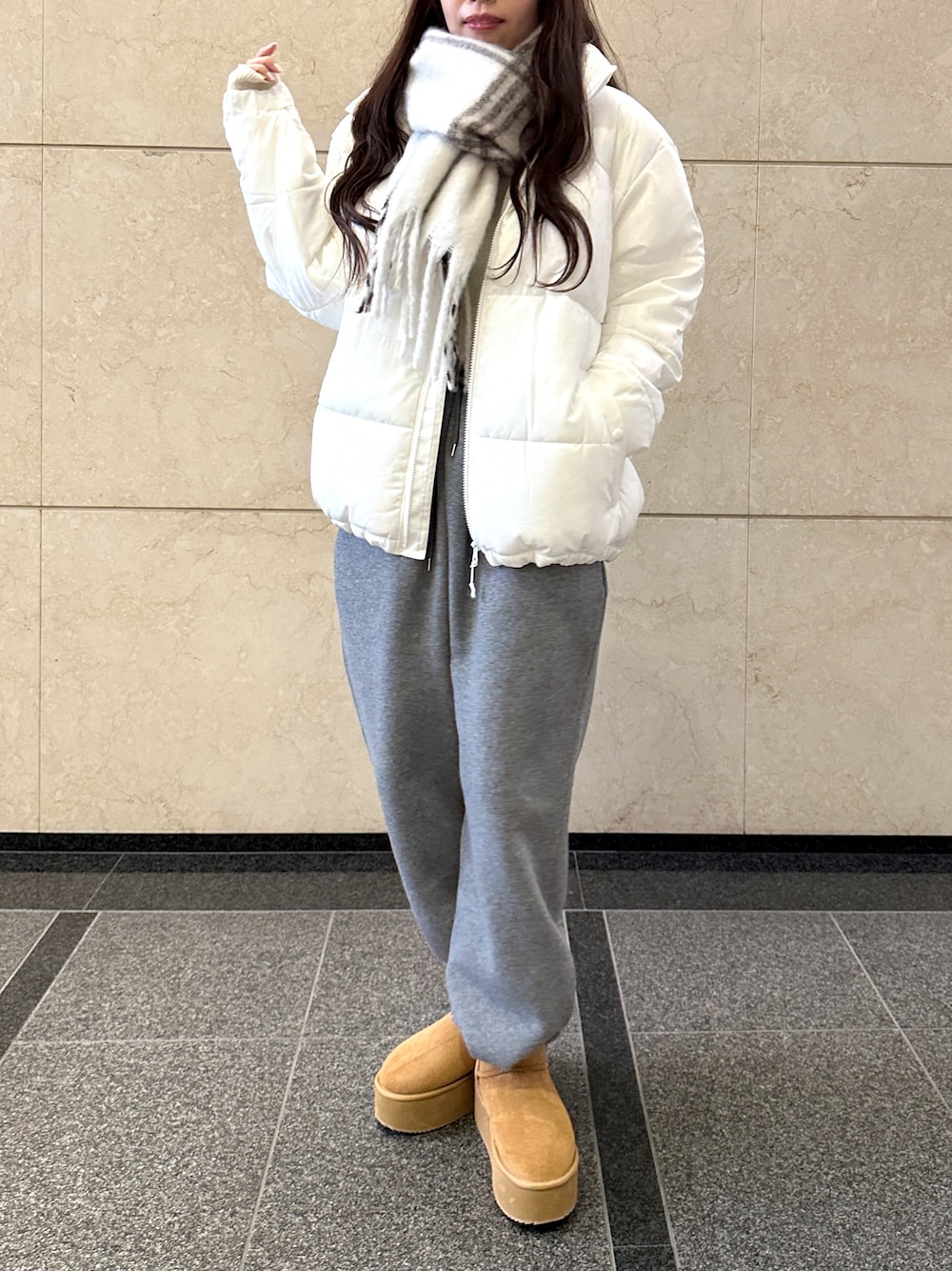 ホワイト系のダウンジャケット/コート、グレー系のスウェットパンツ、その他のマフラーを着用したレディースの秋コーディネートの1枚目の写真