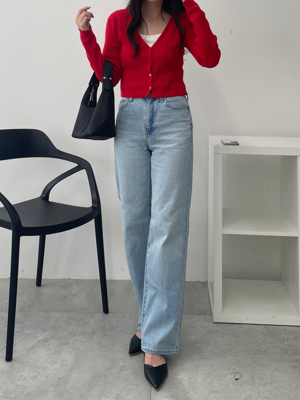 レッド系のカーディガン/ボレロ、ブルー系のデニムパンツ、ホワイト系のキャミソールを着用したレディースの春コーディネートの1枚目の写真