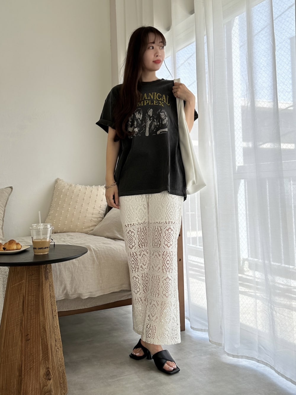 その他のTシャツ/カットソー、ホワイト系のスラックスを着用したレディースの夏コーディネートの1枚目の写真