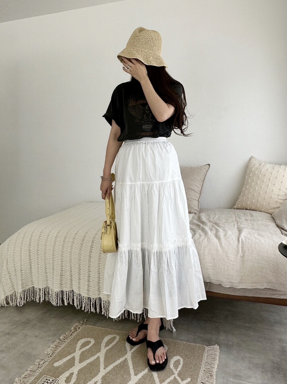 ブラック系のTシャツ/カットソー、ホワイト系のスカートを着用したレディースの夏コーディネートの1枚目の写真