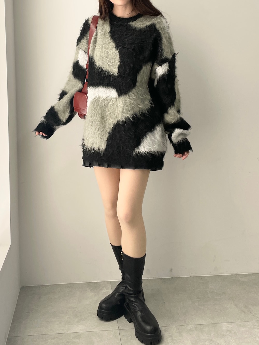 「レザー、プチプラ、プチプラコーデ、マーブル柄、ミニスカート、ブーツ、韓国ファッション、お出かけコーデ、休日スタイル、モノトーン、高身長コーデ、ニット、ショルダーバッグ、骨格ウェーブ、シンプルコーデ」｜「WEGOのWEGO/【24年秋冬新作】ヴィンテージライクフェイクレザープリーツスカパン（スカート、ブラック系）」を使った、Junoさん（レディース・162cm）の秋コーディネートの1枚目の写真