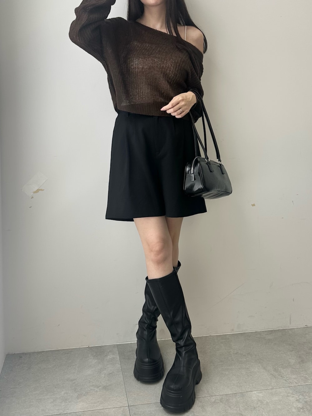 ブラウン系のカーディガン/ボレロ、ブラック系のブーツを着用したレディースの夏コーディネートの1枚目の写真