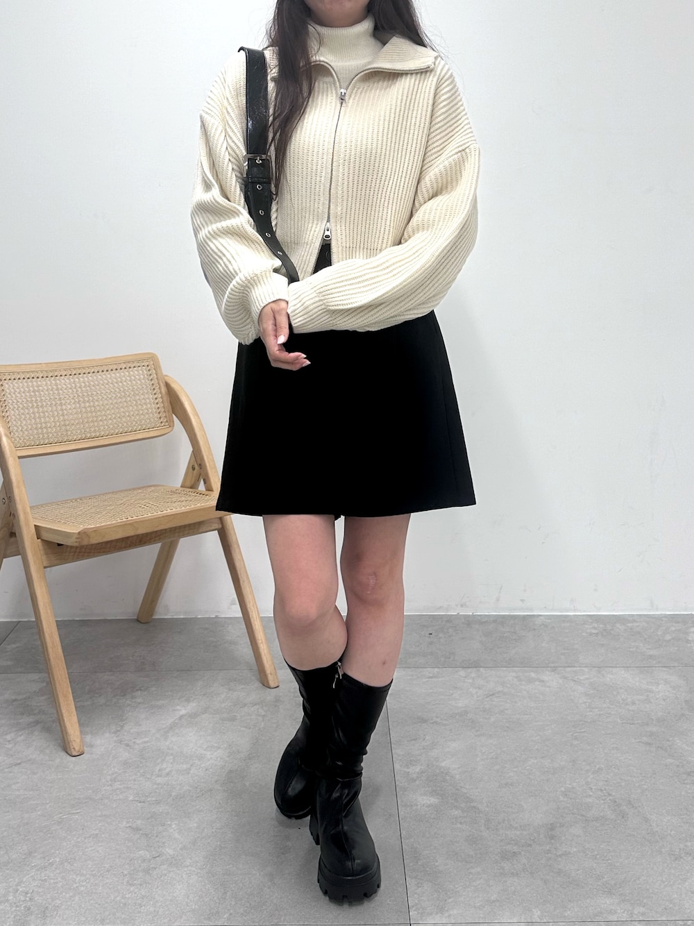 ホワイト系のニット/セーター、ブラック系のその他パンツを着用したレディースの秋コーディネートの1枚目の写真