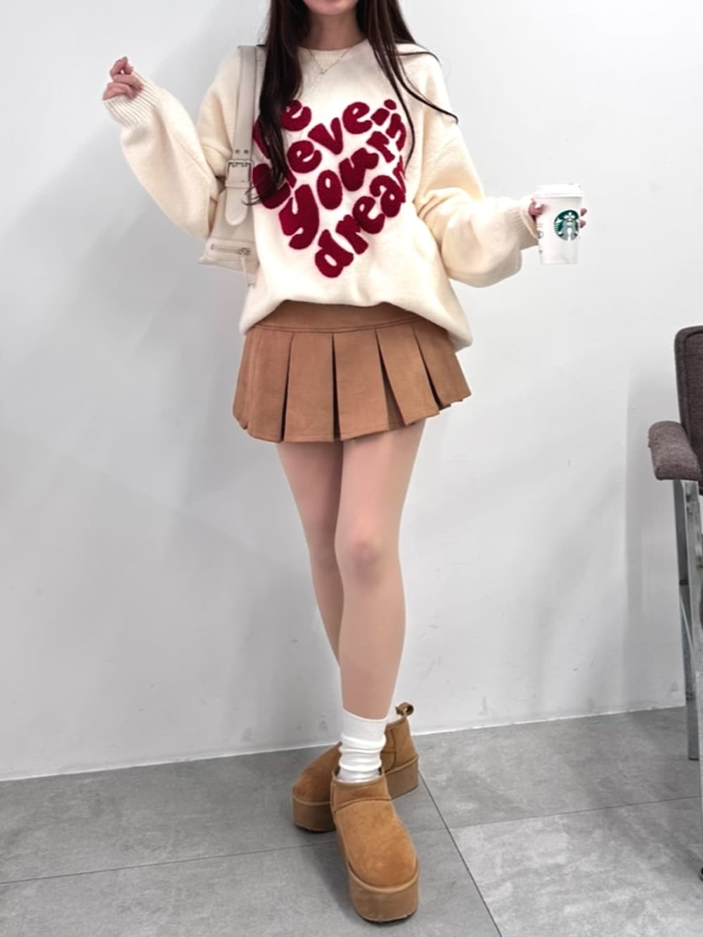 「冬コーデ、マイベストコーデ2024、秋冬コーデ、お出かけコーデ、あったかコーデ、おしゃれさんと繋がりたい、ゆるコーデ、冬、プチプラ、韓国ファッション、ブーツスタイル、いいね、save、フォローお願いします🤑、プチプラコーデ、骨格ウェーブ、骨格_ウェーブ」｜「WEGOのWEGO/【24年秋冬新作】フラッフィーグラフィックBIGニットプルオーバー（ニット/セーター、その他）」を使った、Junoさん（骨格ウェーブ・レディース・162cm）の冬コーディネートの1枚目の写真