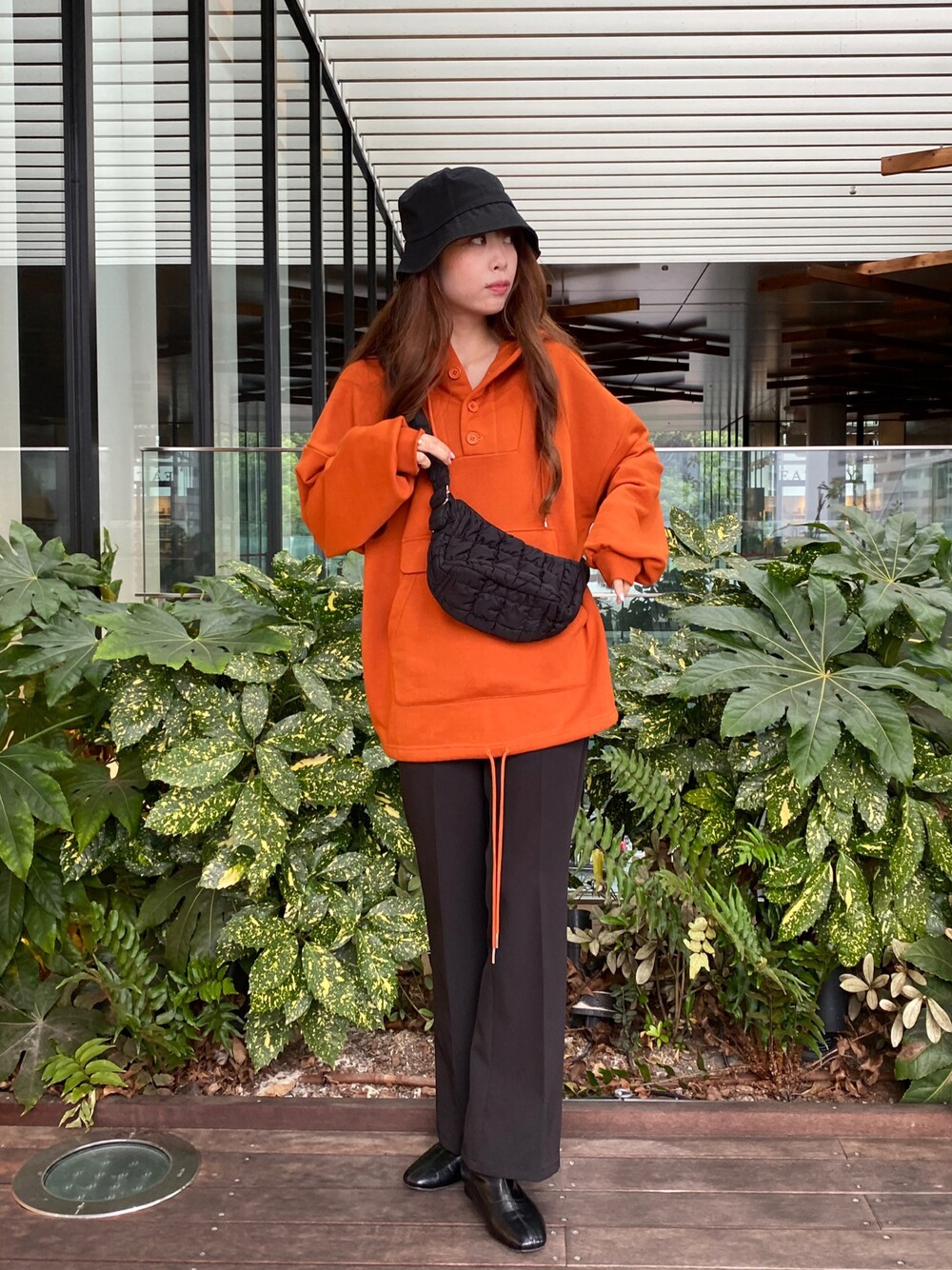 「シンプルコーデ、秋服コーデ、おしゃれさんと繋がりたい、カジュアル、パンツコーデ、スラックス、オレンジ、ビッグシルエット、大人コーデ、プチプラ、プチプラコーデ、オーバーサイズ、お出かけコーデ、ラフ、いいね、save、フォローお願いします🤑」｜「WEGOのぬこ×WEGO/【一部店限定】BIGフードアノラックパーカー（パーカー、オレンジ系）」を使った、Junoさん（レディース・162cm）の秋コーディネートの1枚目の写真
