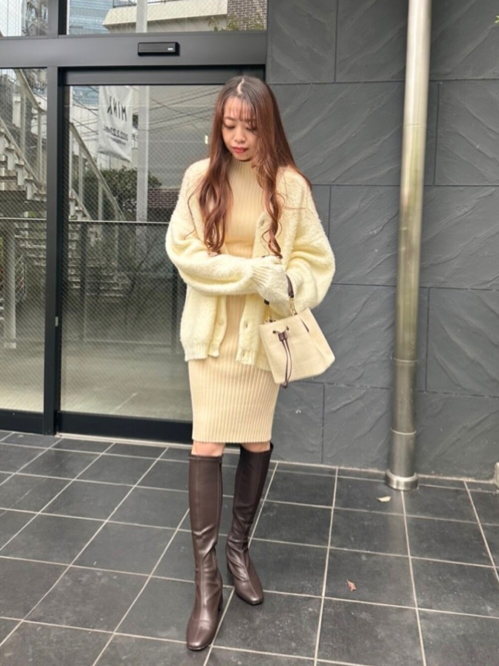 「WEARハロウィン2022、秋コーデ、オトナカジュアル、秋冬コーデ、大人カジュアル、シンプルコーデ、カーディガン、ホワイト、淡色コーデ、プチプラ、プチプラコーデ、おしゃれさんと繋がりたい、いいね、save、フォローお願いします🤑、休日コーデ、お出かけコーデ」｜「OLUPICのアイテム（ワンピース/ドレス、ベージュ系）」を使った、Junoさん（レディース・162cm）の秋コーディネートの1枚目の写真