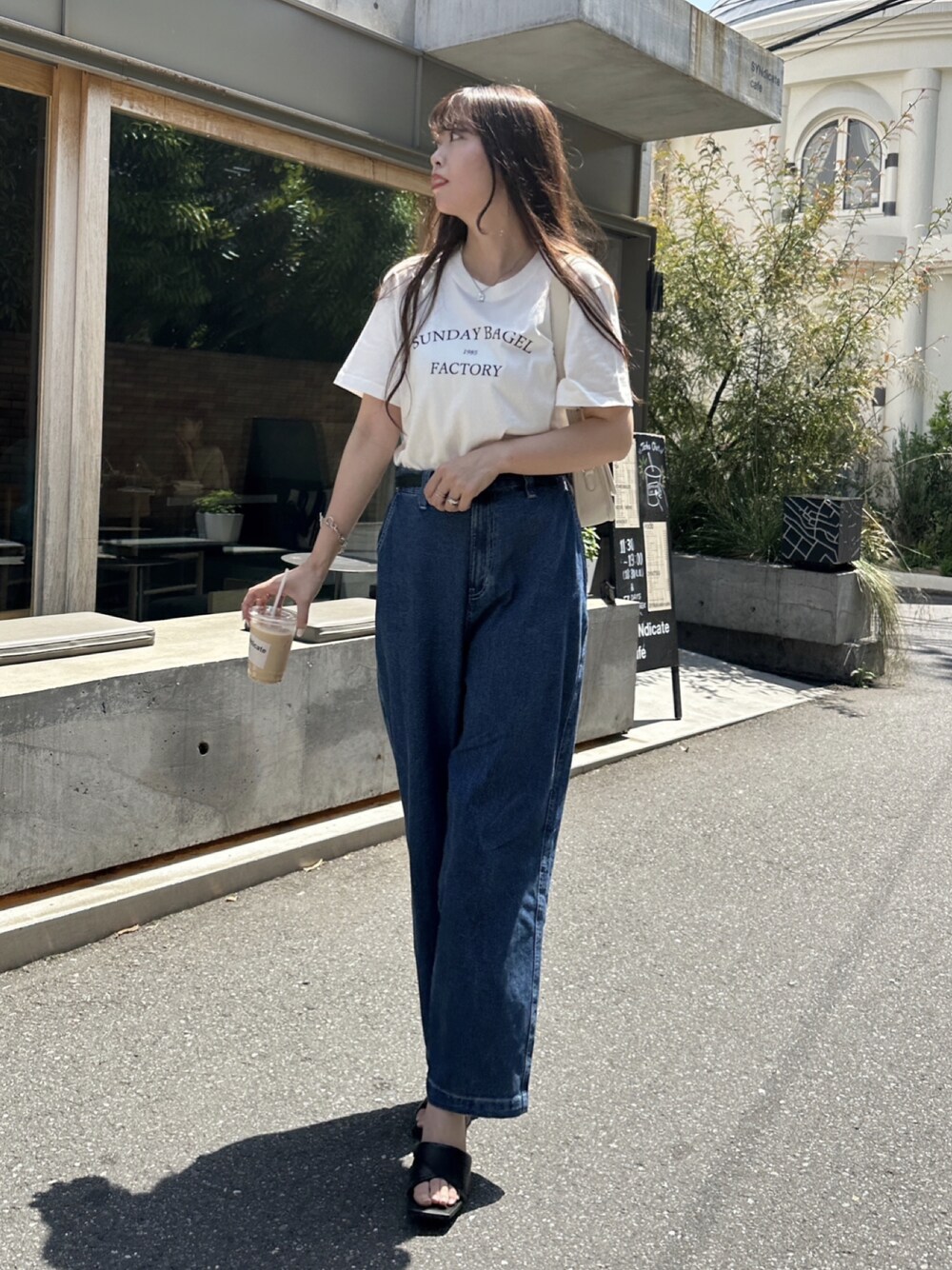 その他のTシャツ/カットソー、ブルー系のデニムパンツを着用したレディースの夏コーディネートの1枚目の写真