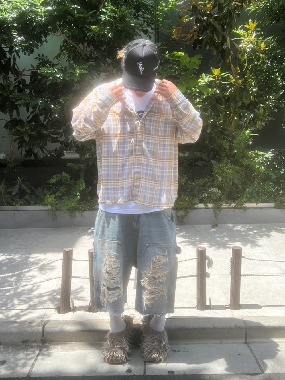 ブルー系のシャツ/ブラウス、その他のデニムパンツを着用したメンズの夏コーディネートの1枚目の写真