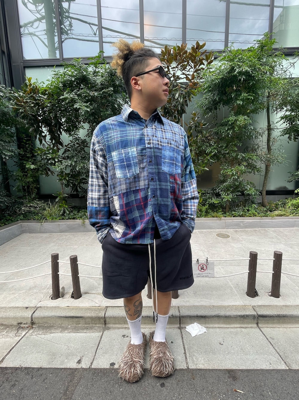 ブルー系のスウェットパンツを着用したメンズの夏コーディネートの1枚目の写真