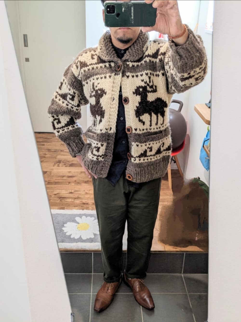 グリーン系のその他パンツ、ブラウン系のドレスシューズ、ブルー系のシャツ/ブラウスを着用したメンズの冬コーディネートの1枚目の写真