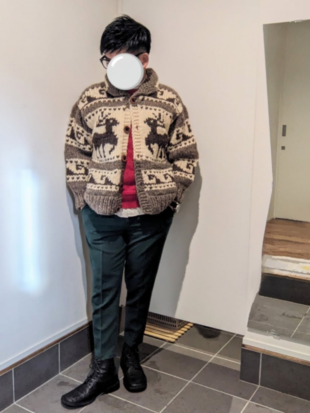 ブラウン系のその他アウター、レッド系のニット/セーター、グリーン系のパンツを着用したメンズの冬コーディネートの1枚目の写真