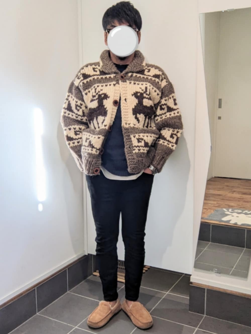 ブラウン系のその他アウター、ブルー系のニット/セーター、ブラック系のデニムパンツを着用したメンズの冬コーディネートの1枚目の写真