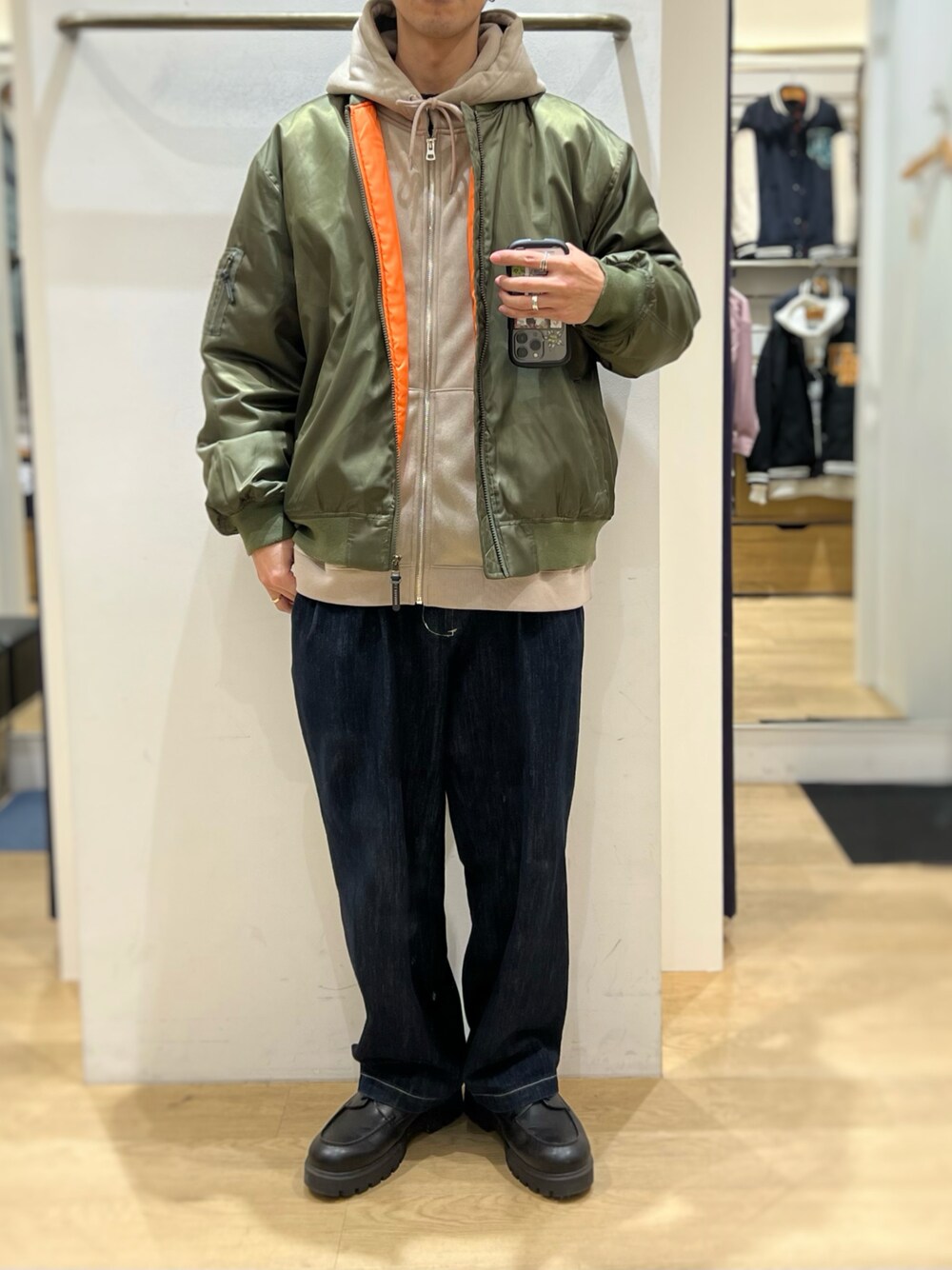 「MA-1、アメカジ、アメカジコーデ、王道スタイル、デニムパンツ、パーカーコーデ、usboarder、大人アメカジ、大人カジュアル」｜「US.BOARDERのアイテム（デニムパンツ、ブルー系）」を使った、NBTさん（メンズ・178cm）の冬コーディネートの1枚目の写真