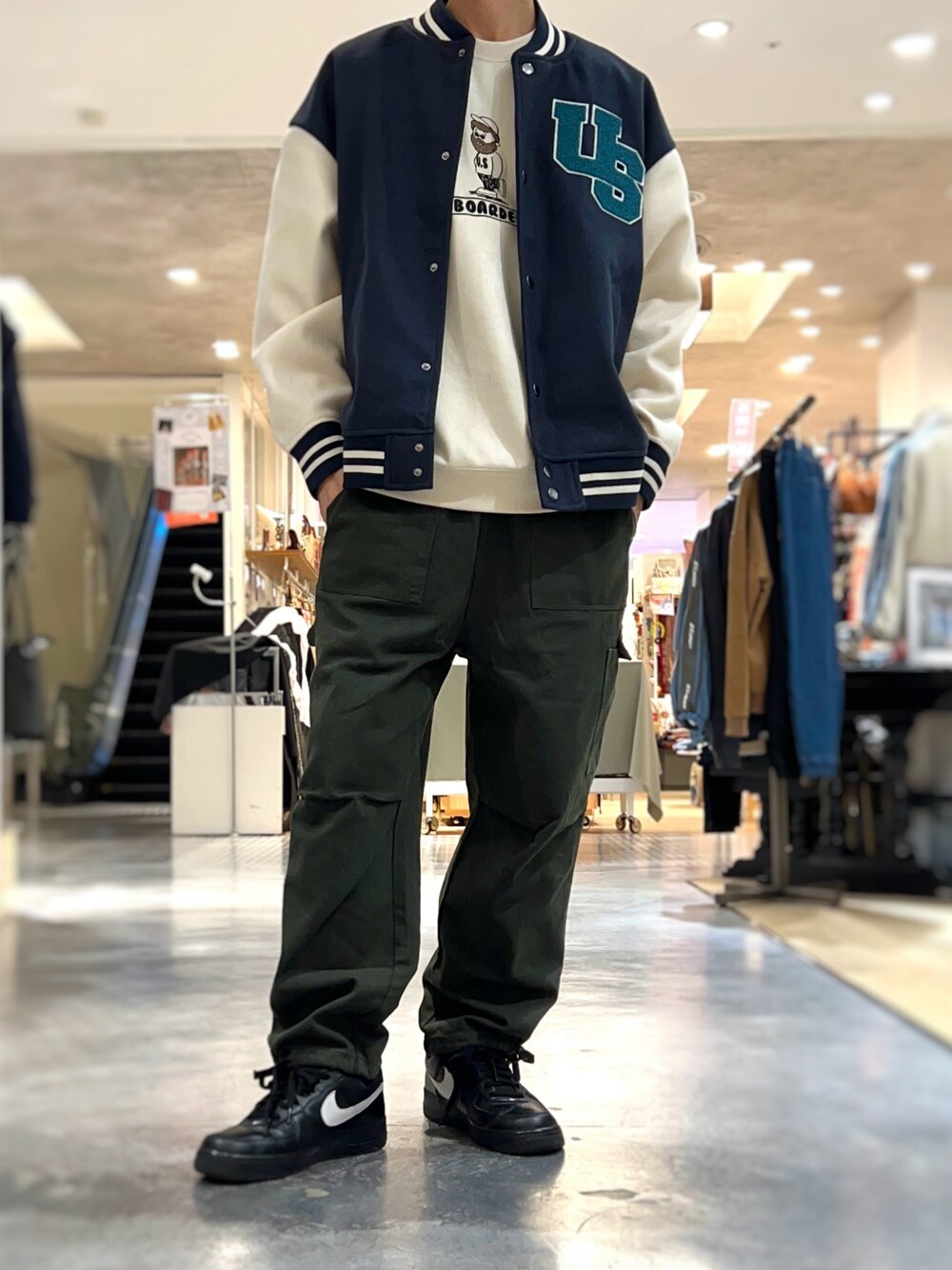 「スタジャン、アメカジ、アメカジコーデ、カーゴパンツ、トレーナー、スエットコーデ」｜「U.S.BOARDERのアイテム（カーゴパンツ、グリーン系）」を使った、NBTさん（メンズ・178cm）の冬コーディネートの1枚目の写真