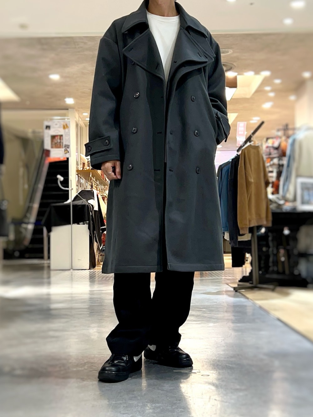 「トレンチコート、ロングコート、シンプルスタイル、メンズコーデ、アラフォーメンズコーデ、アラフォー、オーバーサイズ」｜「U.S.BOARDERのアイテム（トレンチコート、グレー系）」を使った、NBTさん（メンズ・178cm）の冬コーディネートの1枚目の写真