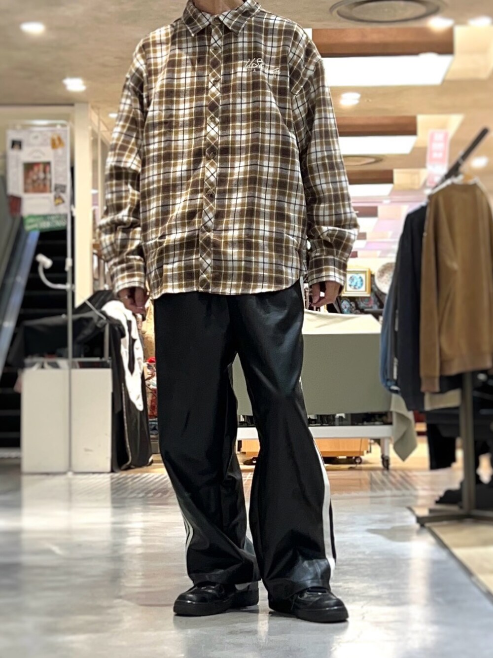 「チェックシャツ、アメカジ、アメカジコーデ、usboarder、メンズコーデ、ストリートコーデ」｜「U.S.BOARDERのアイテム（その他パンツ、ブラック系）」を使った、NBTさん（メンズ・178cm）の冬コーディネートの1枚目の写真