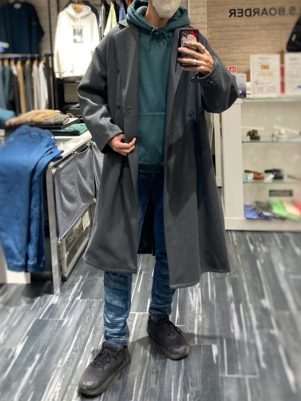 「ロングコート、オーバーサイズ、パーカーコーデ、グリーンコーデ、デニムパンツ、カジュアルコーデ、デートコーデ、usboarder、ヌケ感、抜け感」｜「U.S.BOARDERのアイテム（パーカー、グリーン系）」を使った、NBTさん（メンズ・178cm）の冬コーディネートの1枚目の写真