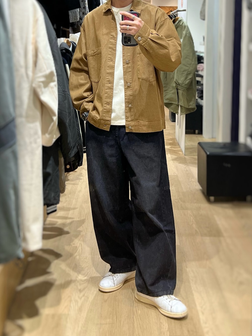 「アメカジ、大人ストリート、デニムジャケット、春コーデ、バレルレッグジーンズ、usboarder、ブラックデニム、花見コーデ、春めき満開コーデ」｜「US.BOARDERのアイテム（デニムパンツ、ブラック系）」を使った、NBTさん（メンズ・178cm）の春コーディネートの1枚目の写真