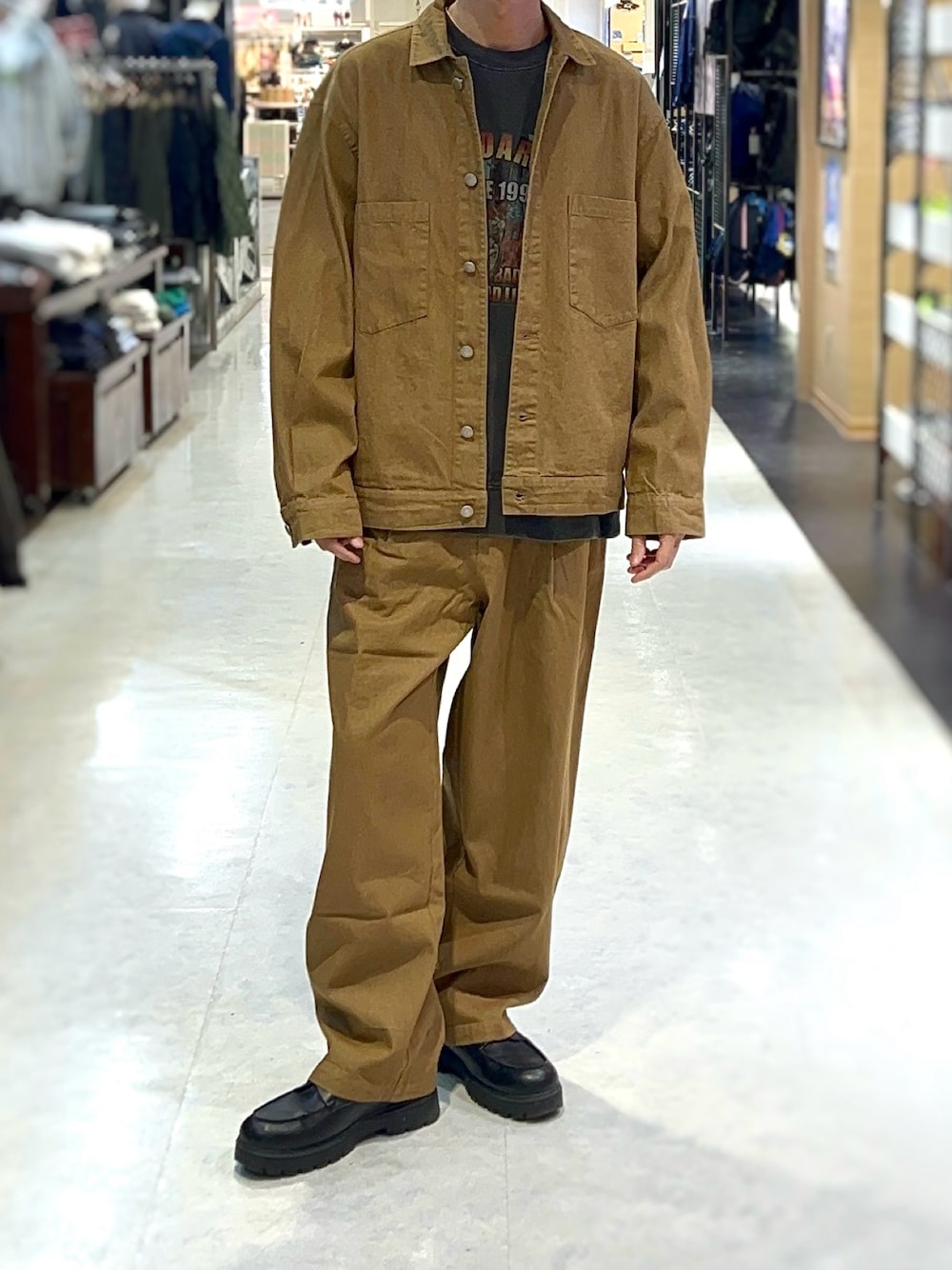 「デニムセットアップ、大人カジュアル、大人アメカジ、シンプルコーデ、春服、春コーデ、ベージュコーデ、30代メンズファッション、40代メンズファッション、メンズコーデ」｜「US.BOARDERのアイテム（デニムジャケット、ベージュ系）」を使った、NBTさん（メンズ・178cm）の冬コーディネートの1枚目の写真