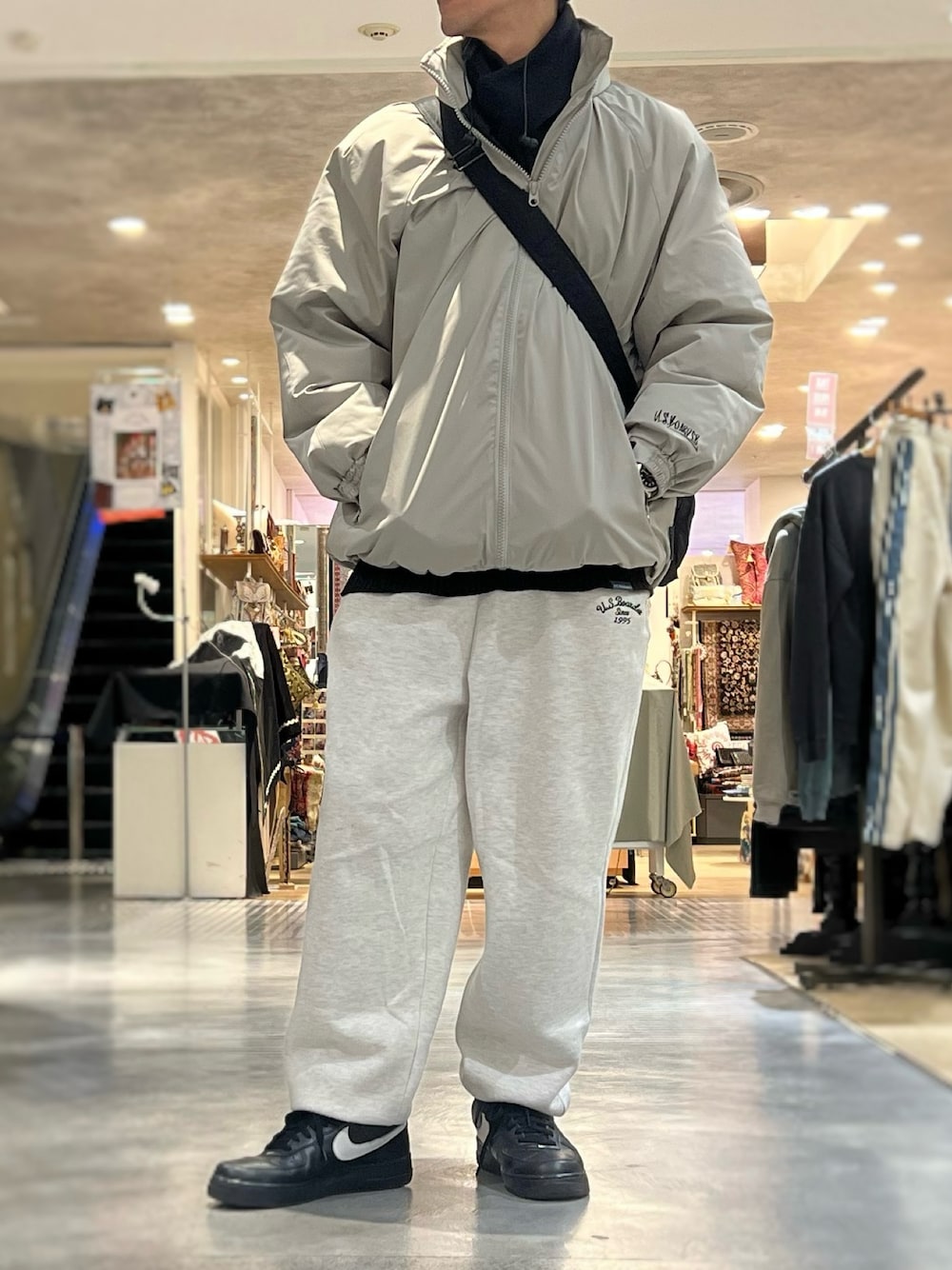 「ホワイトコーデ、クリスマスに着たい服、ストリート、スエットパンツ、大人ストリート、マイベストコーデ2024、トレンド、ダウンジャケット、アラフォーコーデ、アラサーコーデ」｜「NIKEのナイキ エア フォース 1 '07 メンズシューズ / Nike Air Force 1 '07 Men's Shoes FZ0627-010 Black（スニーカー、ブラック系）」を使った、NBTさん（メンズ・178cm）の冬コーディネートの1枚目の写真