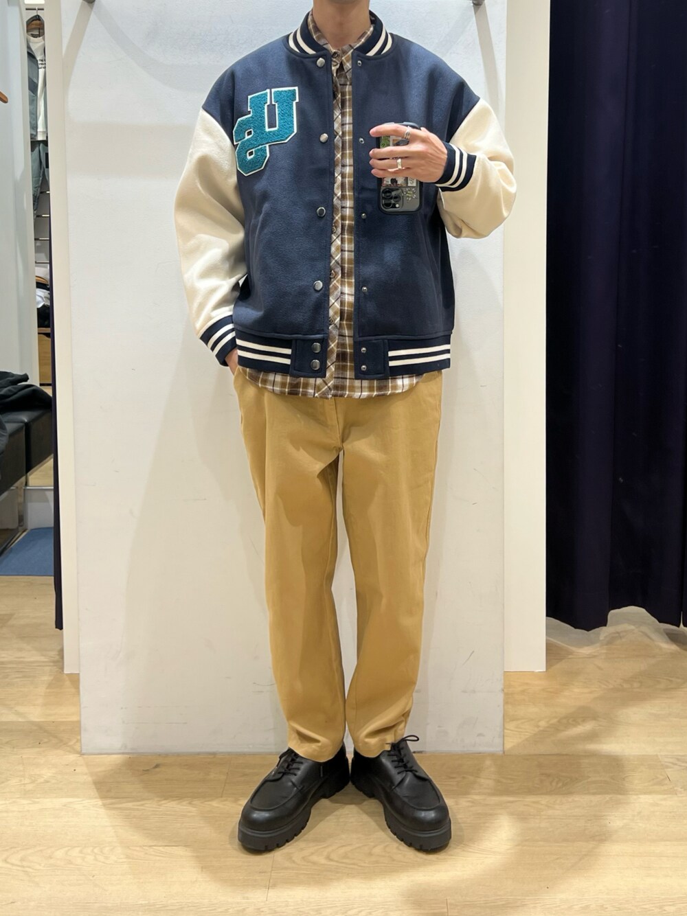 「アメカジ、スタジャン、チェックシャツ、カジュアル、アメカジコーデ、ストリート、usboarder、Japan」｜「US.BOARDERのアイテム（チノパンツ、ベージュ系）」を使った、NBTさん（メンズ・178cm）の冬コーディネートの1枚目の写真