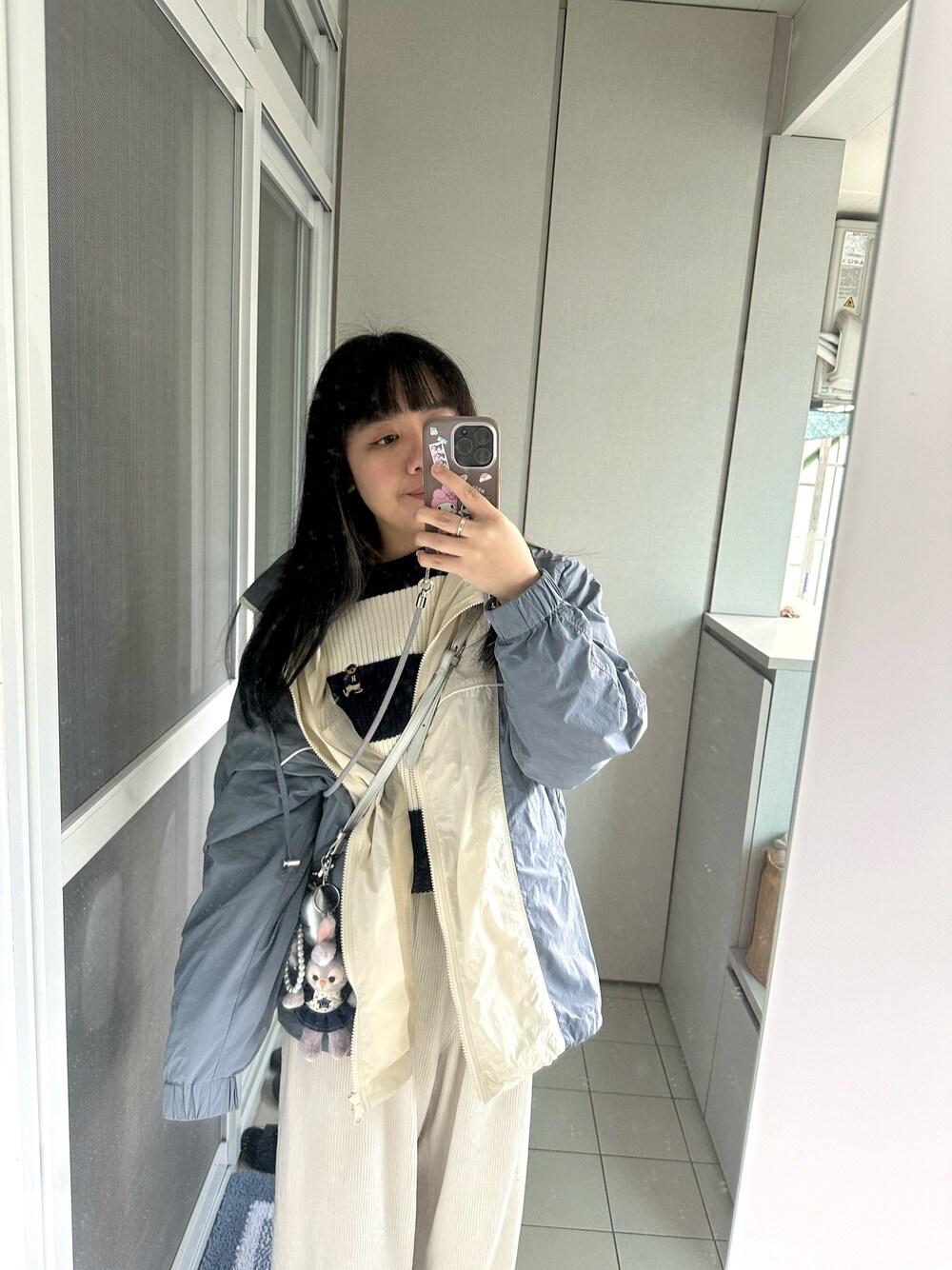 「LOWRYS FARMのパイピングナイロンブルゾン　 133566（ブルゾン、ブルー系）」を使った、ウサギさん（レディース・160cm）の冬コーディネートの1枚目の写真