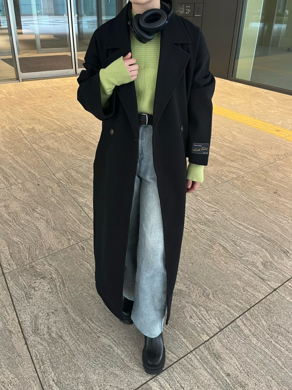 「ロングコート、厚底ブーツ」｜「SLYのPUFF SLEEVE HG ハイゲージニットトップス（ニット/セーター、グリーン系）」を使った、Natsuki.Mさん（レディース・149cm）の春コーディネートの1枚目の写真