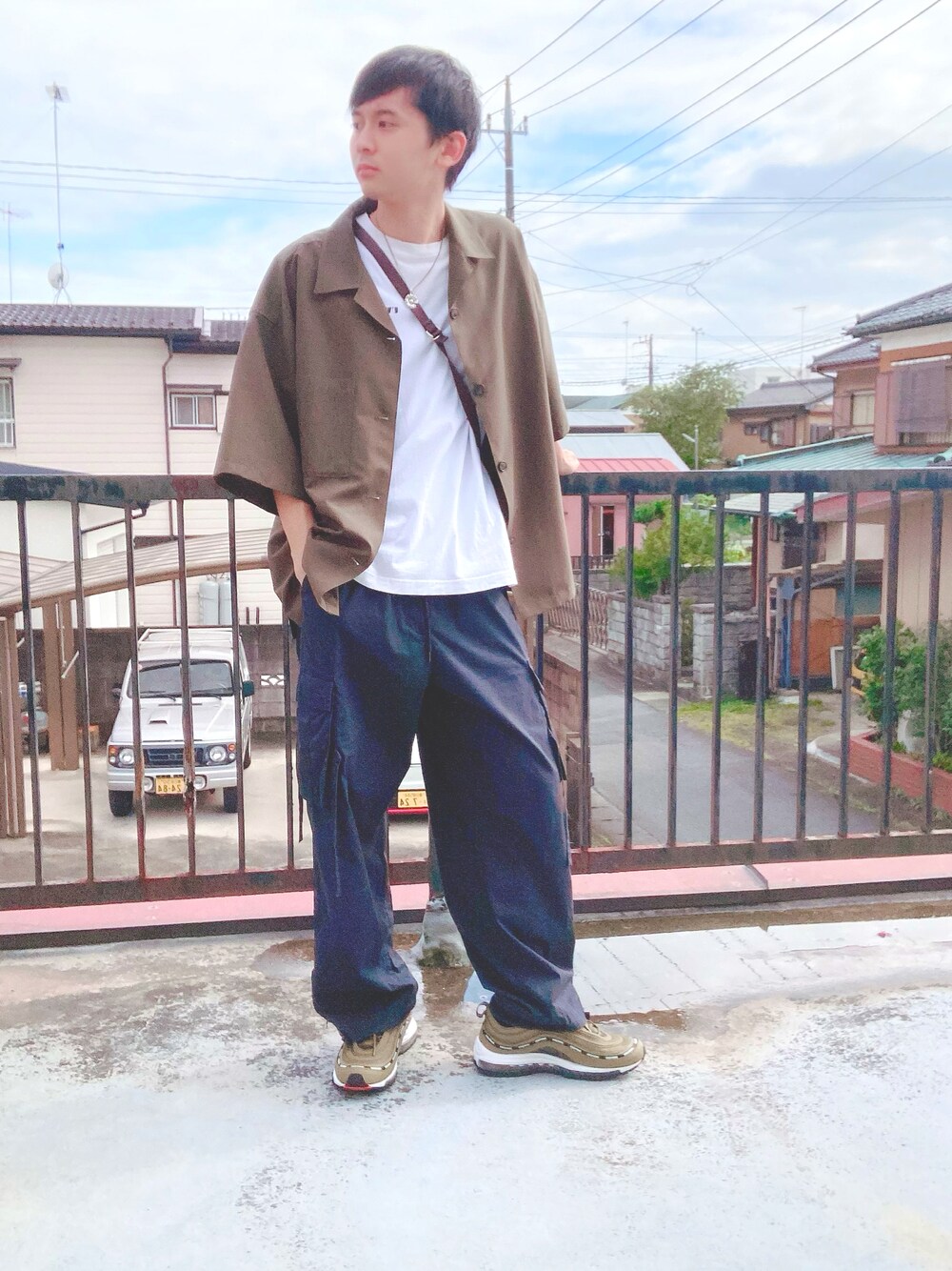 ブラウン系のショルダーバッグ、ホワイト系のTシャツ/カットソー、グリーン系のシャツ/ブラウスを着用したメンズの秋コーディネートの1枚目の写真