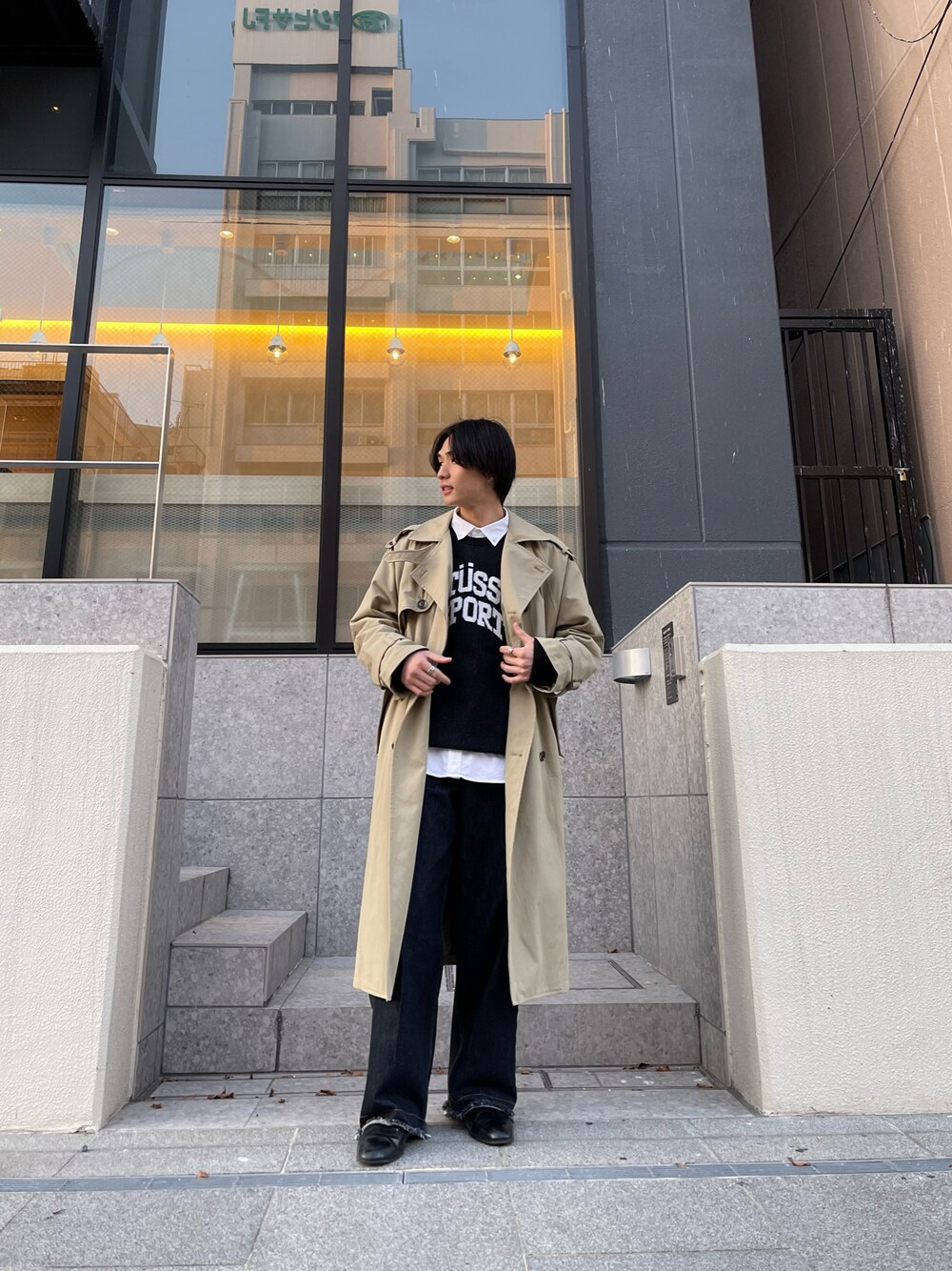 「休日スタイル、大人コーデ、デニム、ワイドパンツ、UNIQLO、春コーデ、トレンチコート、ゆるコーデ、いいね、save、フォローお願いします🤑、インスタフォローしてね！」｜「STUSSYのアイテム（ニット/セーター、ブラック系）」を使った、しんばさん（メンズ・171cm）の春コーディネートの1枚目の写真