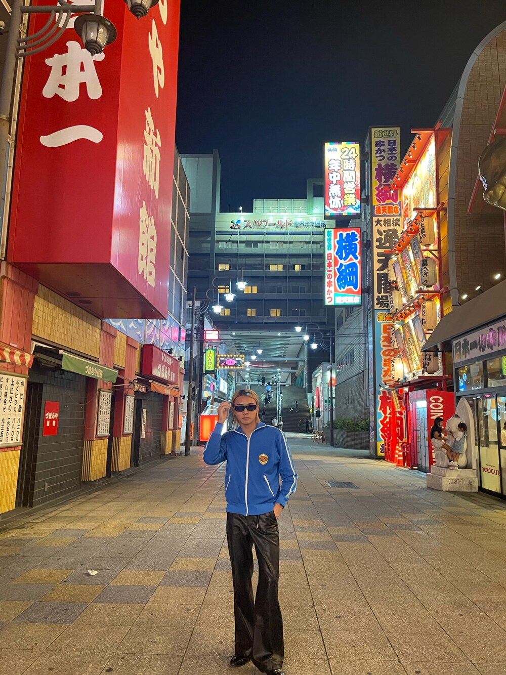 ブラック系のその他パンツ、ブルー系のジャケット/アウター、ブラック系のドレスシューズを着用したメンズの秋コーディネートの1枚目の写真