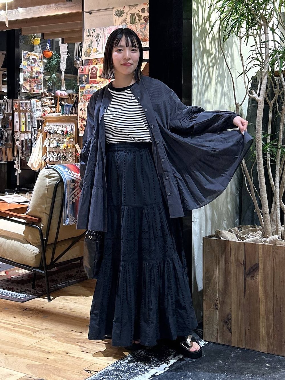 「低身長、カジュアル、体型カバー、休日コーデ、デート/ロマンティック、楽ちんコーデ、春コーデ、女子会、ゆったり、niko and ...、夏コーデ、Tシャツ、カラーマイスター_nikoand...、ブラウス、ハンドバッグ」｜「niko and...のオリジナル厚底トングサンダル（サンダル、シルバー系）」を使った、h0peeekoさん（レディース・151cm）の春コーディネートの1枚目の写真