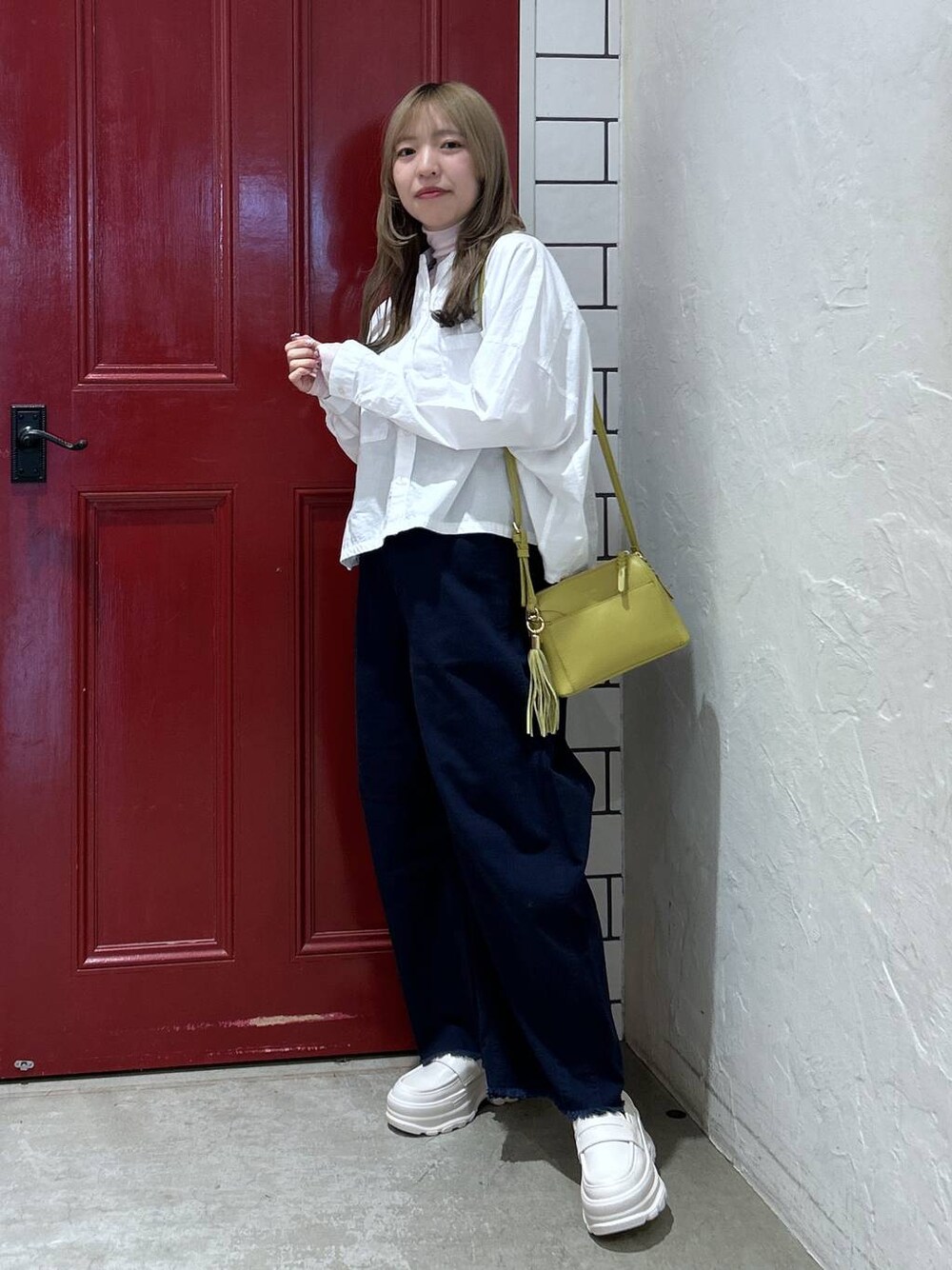 ベージュ系のローファー、ホワイト系のシャツ/ブラウス、ブルー系のその他パンツを着用したレディースの春コーディネートの1枚目の写真